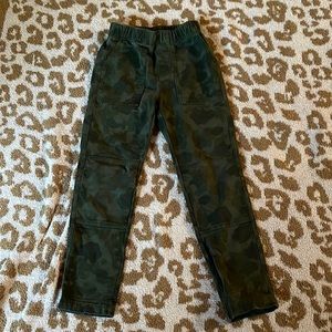 Boys Tea Collection Camo Pants Size 7